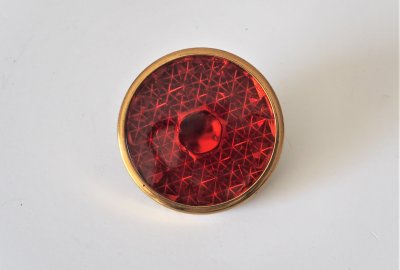 Odblask szklany czerwony z ramką mosiężną polerowaną, średnica 53 mm, Jawa, CZ