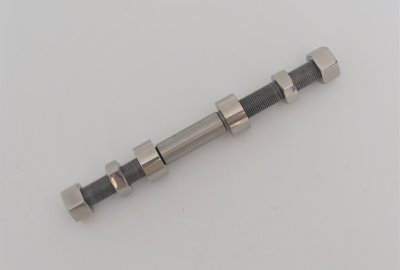 Ośka tylnego koła z nakrętkami, na bęben 135 mm, nierdzewna, polerowana, Jawa 175 Villiers, Special