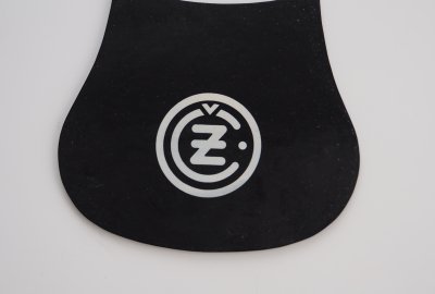 Chlapacz błotnika z białym logo CZ