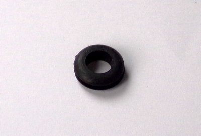 Gumowa przelotka tylnego błotnika do kabli kierunkowskazu, 17x12x9 mm, oryginał, CZ 487-488