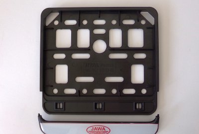 Ramka-motorower pod tablicę rejestracyjną, z nadrukiem logo JAWA, z połyskiem